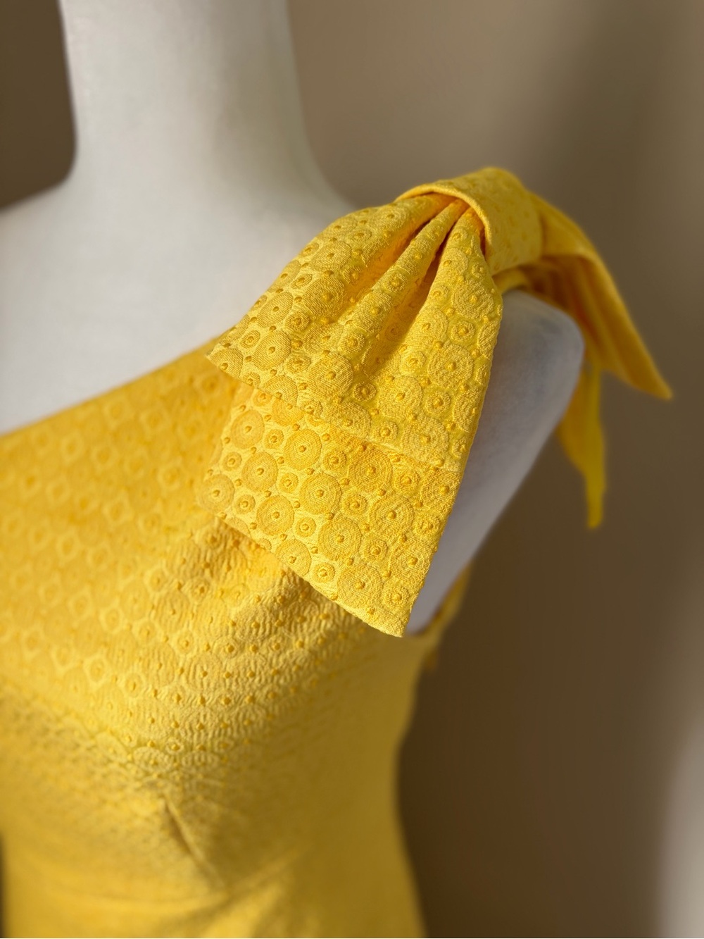 London Times One-Shoulder Eyelet Dress in Bright Yellow with Shoulder Bow - Picture 4 of 10